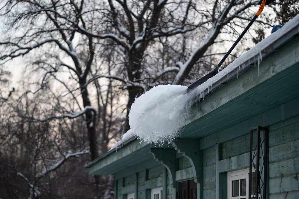 The Do’s and Don’ts of Ice Dam & Roof Snow Removal: Homeowner Guide 
